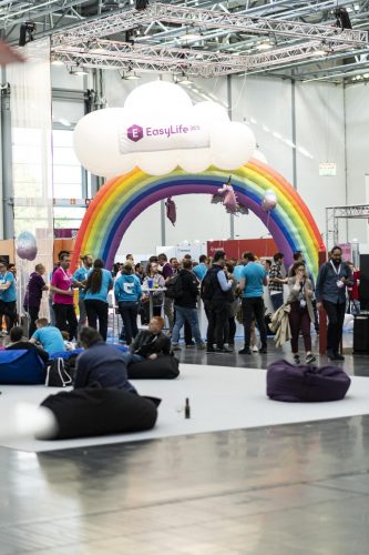 Aufblasbares Messeobjekt Wolke und Regenbogentorbogen