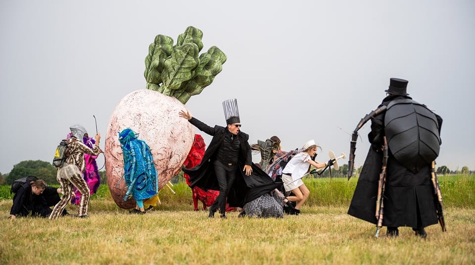 Riesige aufblasbare Rübe als Bühnenobjekt im Outdoor-Theater Heersum inmitten von Schauspielern auf freiem Feld