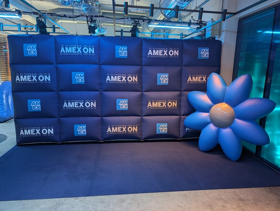 Aufblasbare Wand mit AMEX ON Branding für Meet and Greet und VIP-Abgrenzung