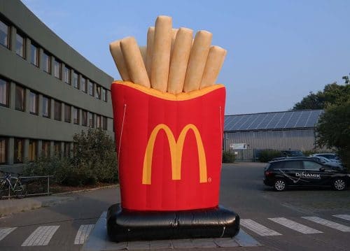 aufblasbare-pommestuete-Dachwerbung