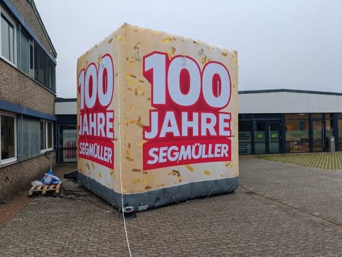 Riesenwürfel Dachwerbung