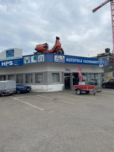 Inflatables News 8 aufblasbarer Roller als Dachwerbung