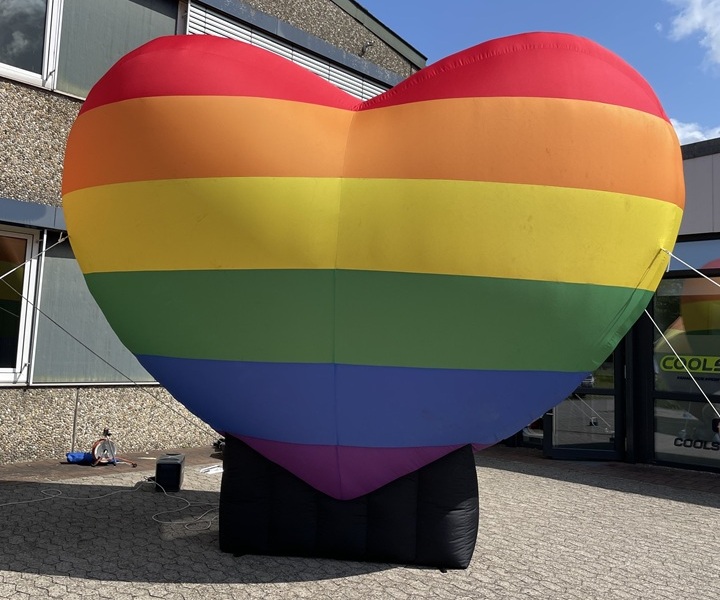 Ein 4 Meter hohes, aufblasbares Herz in Regenbogenfarben.