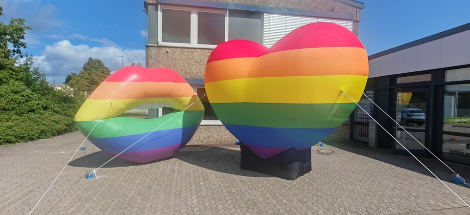Regenbogen-Torbogen aufblasbares Herz und Mund