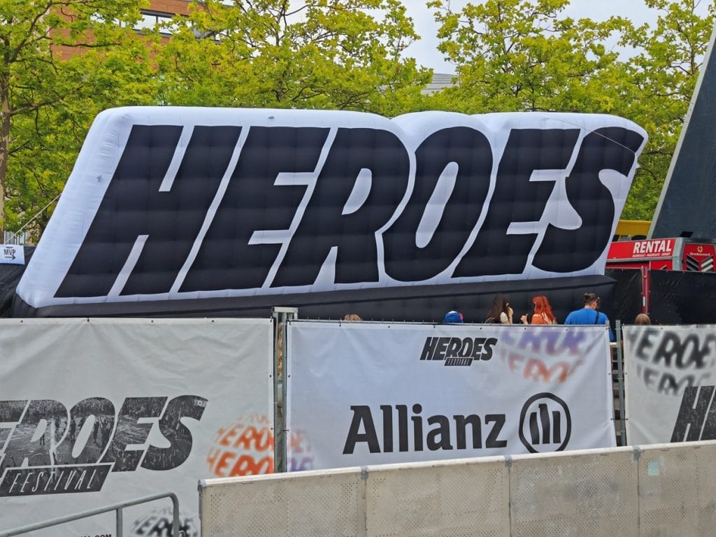 Aufblabares Logo für HEROES-Festival