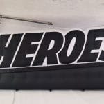 Riesiges, aufblasbares Heroes-Logo