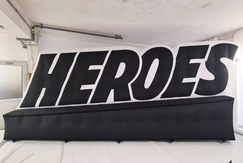 Aufblasbare Logos 17 Riesiges, aufblasbares Heroes-Logo