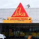 Aufblasbares Sika-Logo als Dachwerbung in einem Eingangsbereich