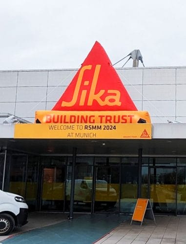Aufblasbare Logos 15 Aufblasbares Sika-Logo als Dachwerbung in einem Eingangsbereich