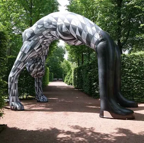 aufblasbare-figur-frau-torbogen