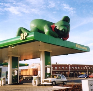 Aufblasbares Logo: BP Bär als Dachwerbung