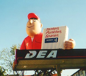 Aufblasbares Logo: DEA Mann mit Payback Werbung