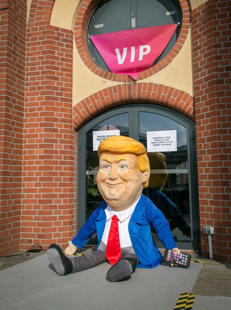 donald-trump-figur-gross-pluesch