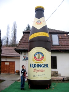 Aufblasbare Flaschen 2 Erdinger Weissbier als aufblasbare Flasche