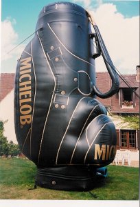 Golftasche als aufblasbare Werbung