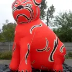 Kuntobjekt Hund von Götze als aufblasbare Figur