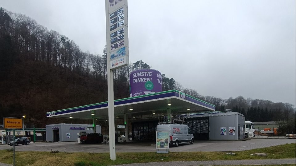inflatable-petrolstation-advertising