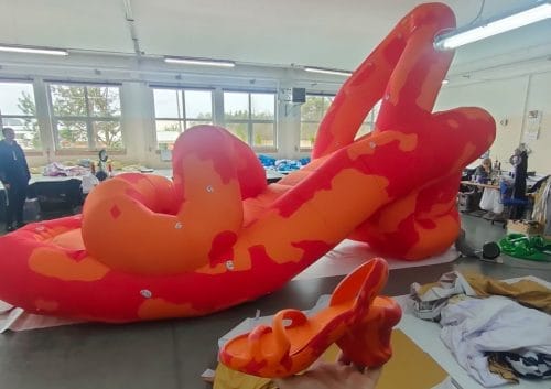 Aufblasbarer Riesenschuh als Produktnachbildung und Dachwerbung für Camper / inflatable shoe replica