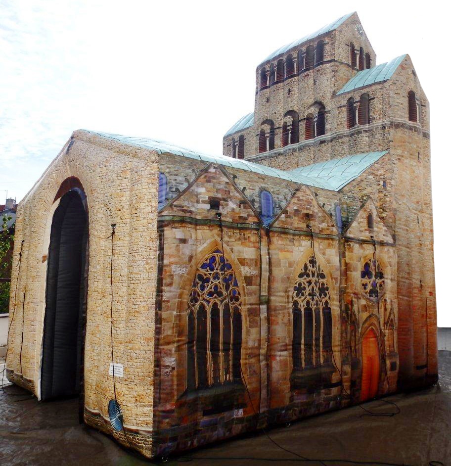 Vom Papst gesegnete aufblasbare Kirchen-Nachbildung des Hildesheimer Doms für Heersumer Forum