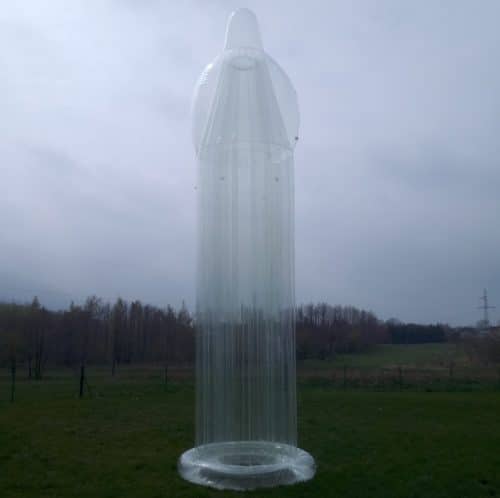 kondom-riesig-aufgeblasen