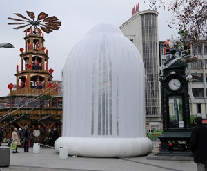 Inflatables News 9 XXL-Kondom aufgeblasen