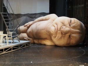 Staats Theater Berlin aufblasbare Figur