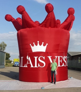 Palais Vest Logo: Riesige aufblasbare Krone