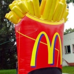 McDonald Pommes als aufblasbares Logo