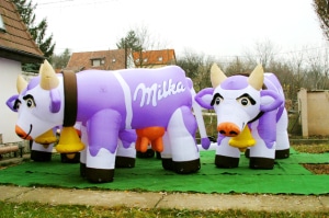 Aufblasbare Logos 10 Aufblasbares Logo: die Lila Milka Kuh