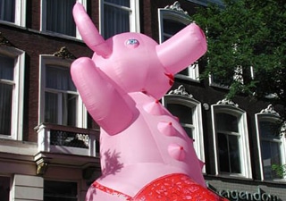 Inflatable art object for pedestrian zone