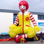 Ronald McDonald als aufblasbare Logo Figur