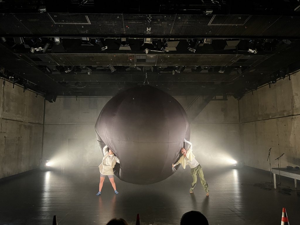 Aufblasbare Kugel in schwarz zum Abhängen