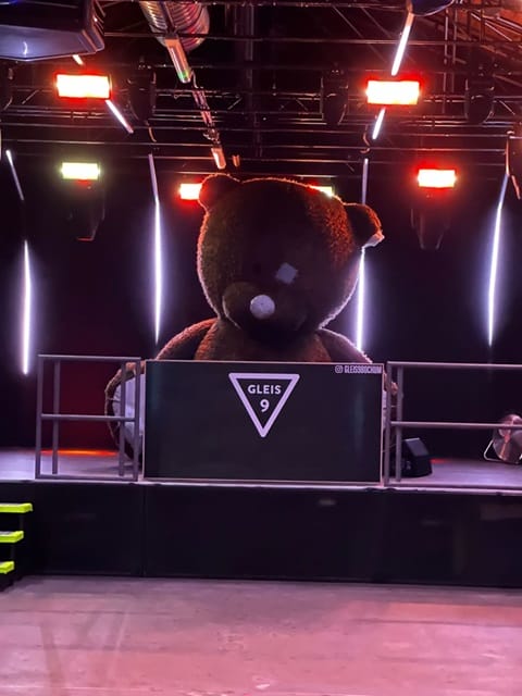 Aufbasbarer, riesiger DJ-Toppic-Teddy-Bär als Bühnendekoration