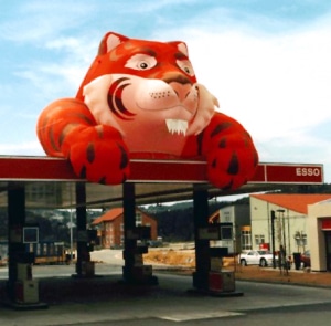 Aufblasbare Logos 1 Aufblasbares Logo: Esso Tiger auf Tankstelle