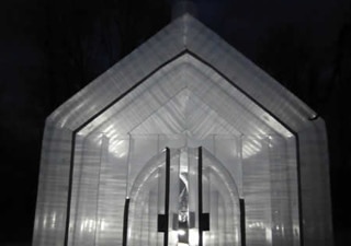 Individuell gestaltete aufblasbare Kirche von innen beleuchtet