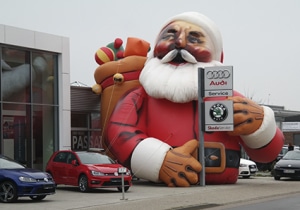 Inflatables News 10 Aufblasbarer Riesenweihnachtsmann Autohaus Hoppe gut sichtbar