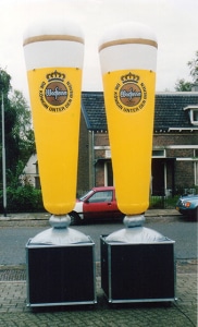 riesige Bierflaschen zum Aufblasen