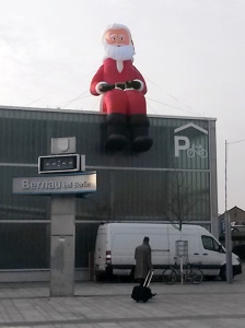 Inflatables News 6 Aufblasbarer Kantenhocker Weihnachtsmann