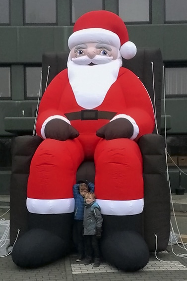 Aufblasbarer Riesen Weihnachtsmann auf Stuhl
