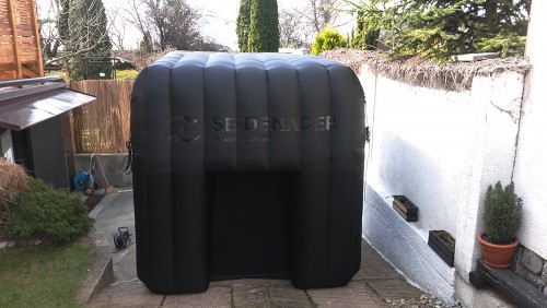 Schwarzes aufblasbares Zelt