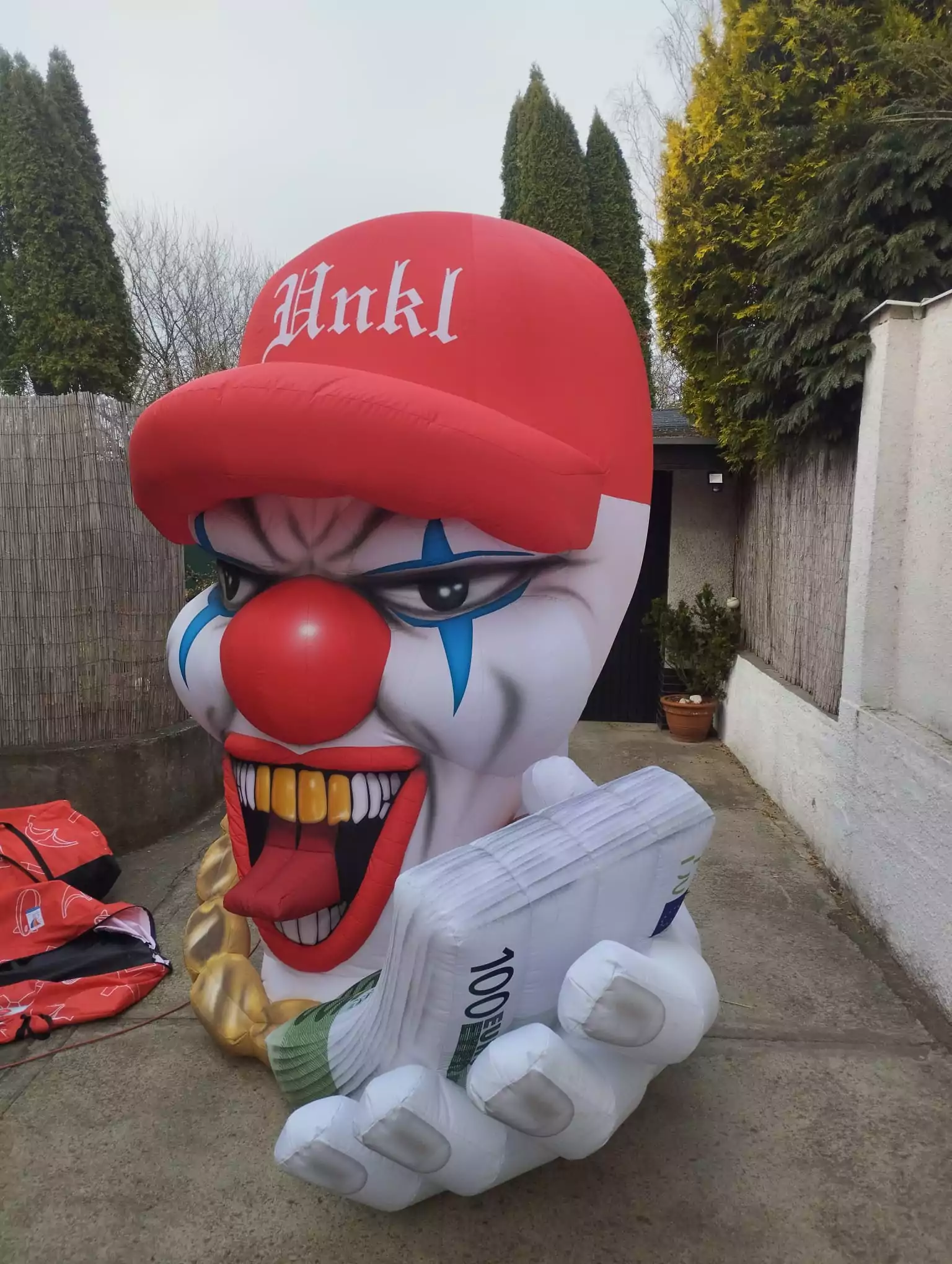 Detailansicht des aufblasbaren Clowns mit Airbrush-Details