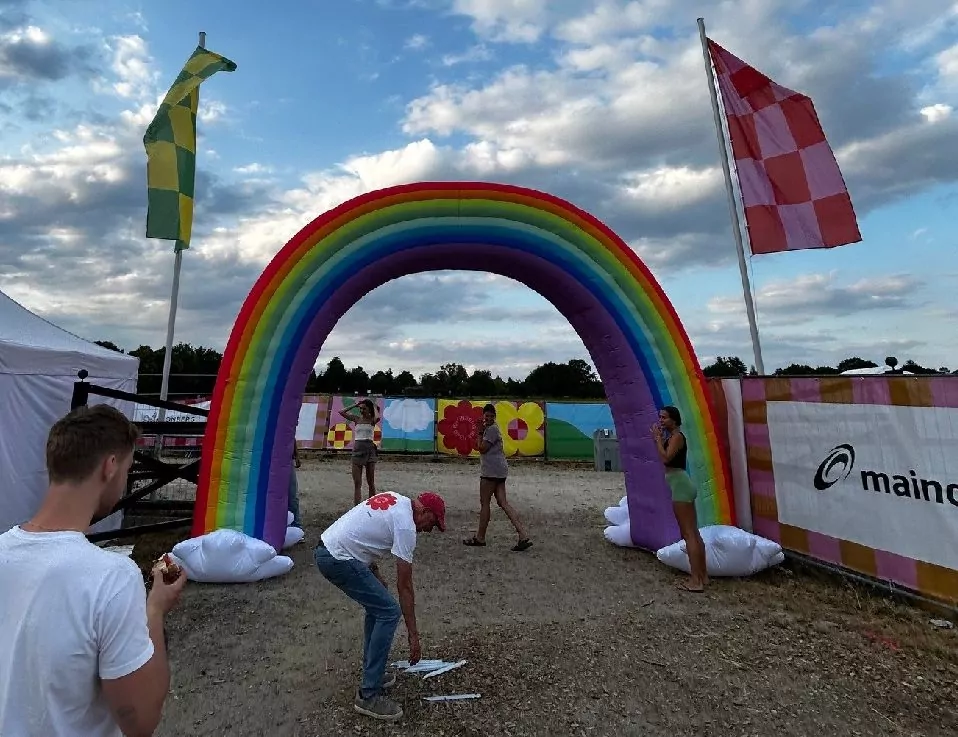 Großer aufblasbarer Regenbogen-Torbogen auf einem Event.
