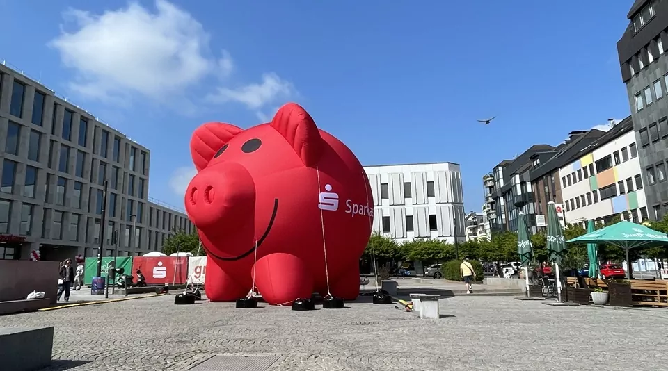 Aufblasbares XXL-Sparschwein 7,5m hoch der Sparkasse Solingen 